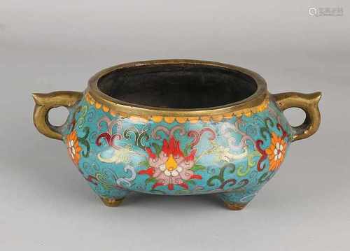 Old / antique Chinese cloisonne bronze incense burner with floral decor. Size: 8 x Ø 16 cm. In