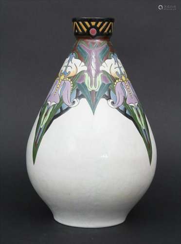 Jugendstil Vase mit Schwertlilien / An Art Nouveau vase