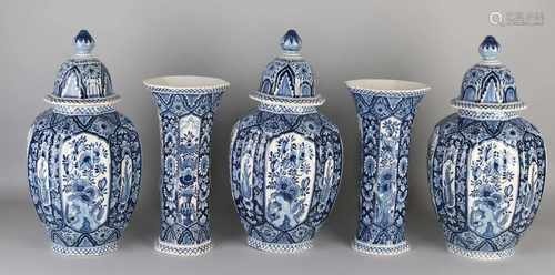 Five-piece Tichelaar Makkum noticed garniture. Circa 1900. Floral decor. Size: H 30-39 cm. In good