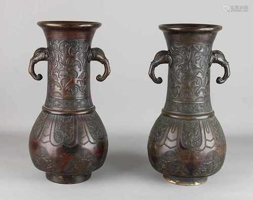 Two great ancient Chinese bronze vases with elephant and floral decor. One soil restoration. Size: