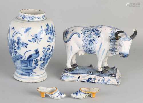 Four parts Delft Fayence. 18th century. Consisting of: Cow, floral decor, damaged + glued. Two