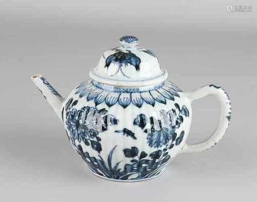 18th Century Chinese porcelain teapot with floral decor. Size: 13 x 17 x 11 cm dia. In good