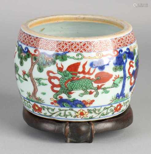 Chinese porcelain pot with dragon decor Family Verte and six characters bottom mark. With console.