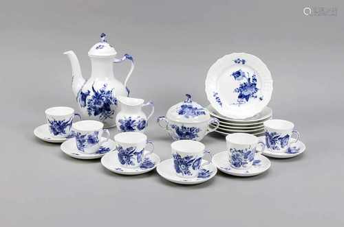 Six-person Royal Copenhagen porcelain coffee service. Consisting of: milk / sugar set, cake