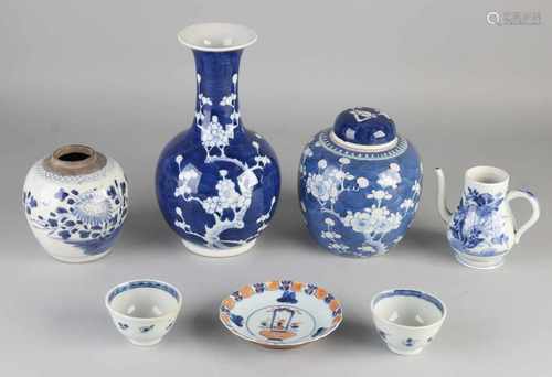 Lot Chinese porcelain. Consisting of: Two ginger jars, prunus vase with decoration (bottom R), two