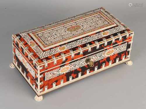 Capital tortoise glued lid box with legs ornaments and claw feet. With lock + key. Size: 13 x 16 x