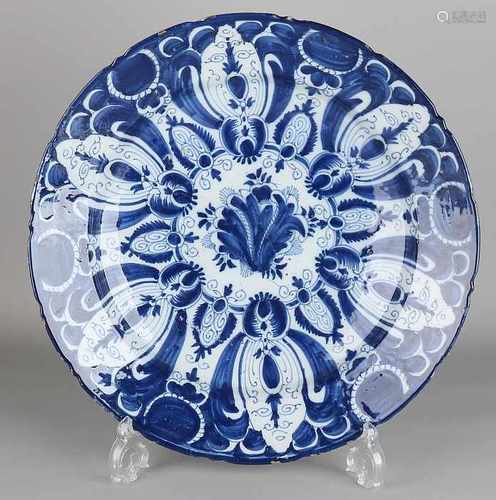 Large 18th century Delft Fayence dish with floral decoration. Signature A.J. v / d B. Size: ø 35 cm.