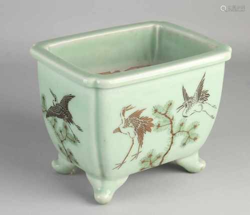 Antique Japanese green porcelain pot with crane decor. Approximately 1900. Size: 16 x 22 x 17 cm. In