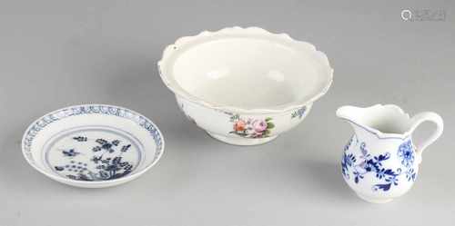 Three parts German Meissen porcelain. Comprising: Melkkan, Zwiebel Muster, circa 1930. 18th - 19th