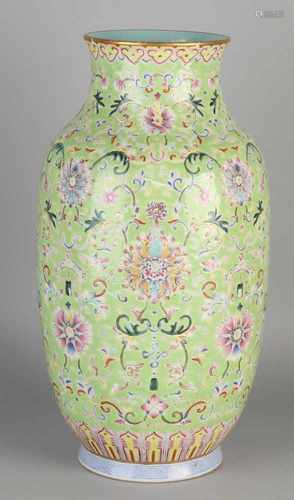 Large Chinese porcelain Family Rose vase with floral decoration and gold rim. Cheng Lung bottom