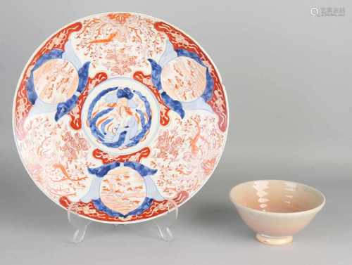 Twice China / Japan. One 19th century Imari dish. One Chinese bowl with crackle glaze. Size: 13-30