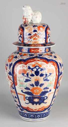 Large 19th century Imari porcelain vase with floral decoration and Foo-dog. Dimensions: H 50 x Ø