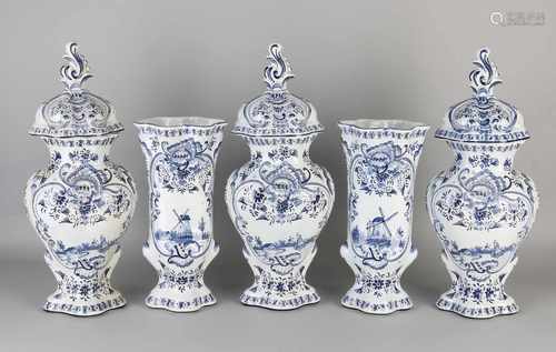 Five-piece garniture Delft Fayence in Rococo style. First half 20th century. Size: H 42-50 cm. In