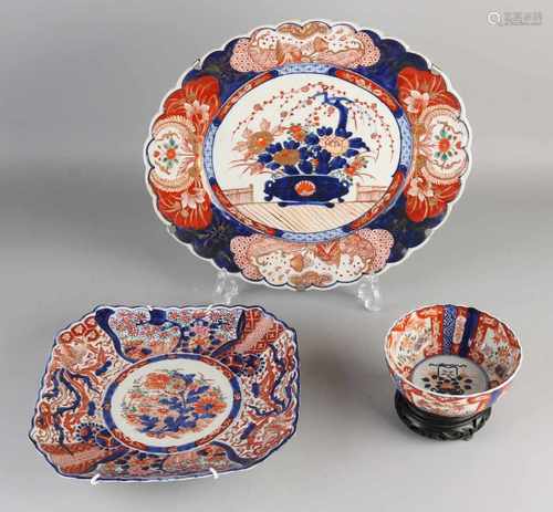 Three parts 19th century Imari porcelain with floral decoration. Comprising: Large scale, gekramt.