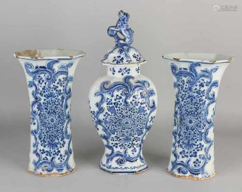 18th Century three-piece garniture Delft Fayence. Unnoticed. Restoration. Size: 27-37 cm. In