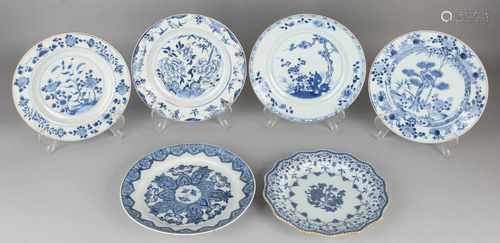 Six 18th - 19th century Chinese porcelain plates. Divers. Comprising: Gecontourneerd, floral,