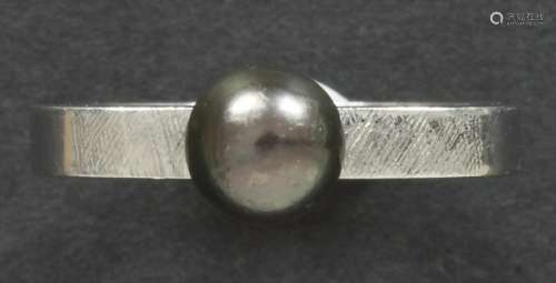 Damenring mit Perle / A lady's ring with a pearl, 1976