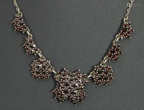 Granat-Collier / A garnet necklace Material: