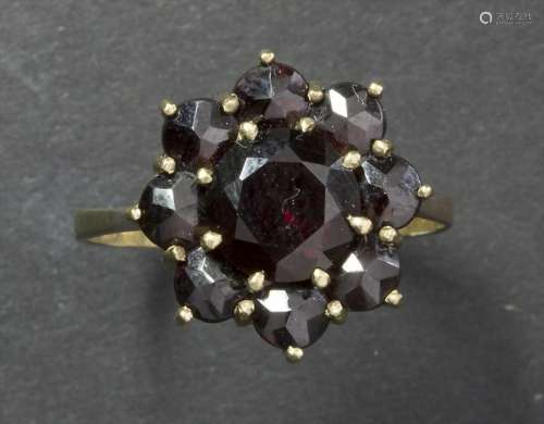 Granat-Ring / A garnet ring Material: Gelbgold Au