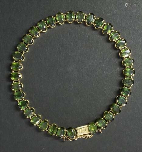 Armband mit grünen Farbsteinen / A bracelet with green