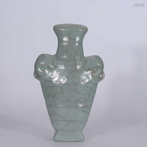 A Chinese Ge Kiln Porcelain Vase