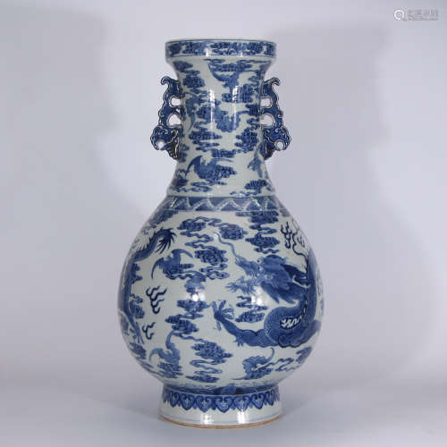 A Chinese Dragon Pattern Blue and White Porcelain Vase