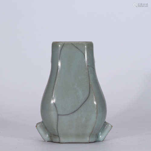 A Chinese Ge Kiln Porcelain Vase