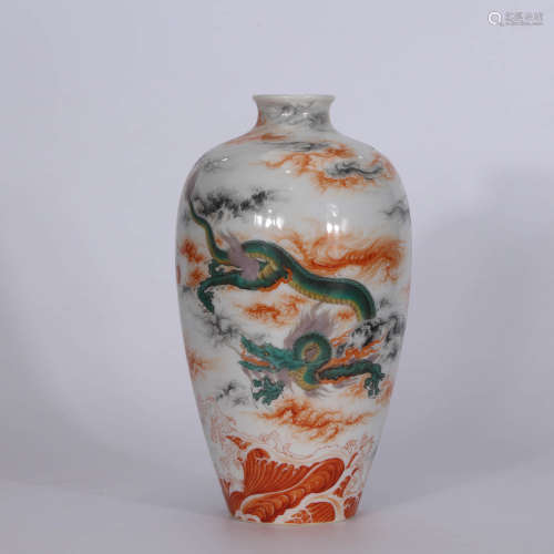 A Chinese Dragon Pattern Porcelain Vase