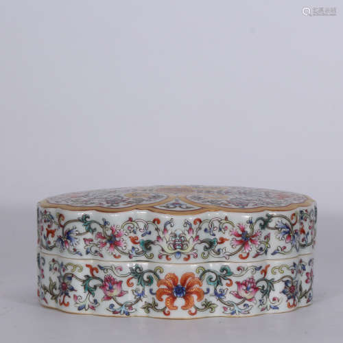 A Chinese Famille Rose Porcelain Box with Cover