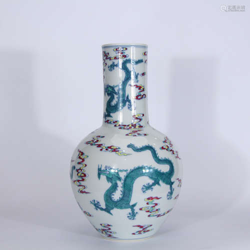 A Chinese Dragon Pattern Porcelain Vase