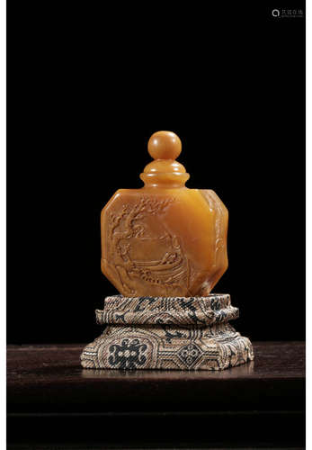 A Chinese Carved Shoushan Yellow Ross quartz Snuff Bottle