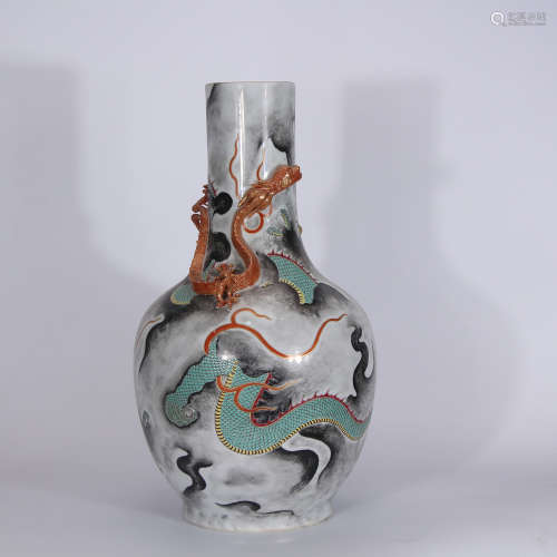 A Chinese Dragon Pattern Porcelain Vase