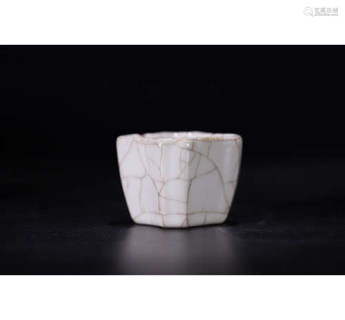 A Chinese Ge Kiln Porcelain Cup