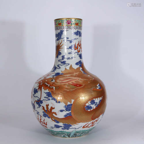 A Chinese Alum Red Gilded Blue and White Porcelain Vase