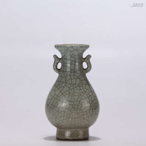 A Chinese Ge Kiln Green Glaze Porcelain Vase