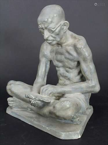 Figur 'Lesender Gandhi' / A figure 'Reading Gandhi'