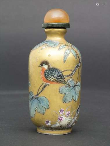 Snuffbottle mit Vogel-Strauch-Dekor / A snuff bottle