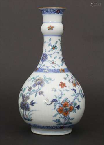 Balustervase mit Blütensträuchern / A vase with