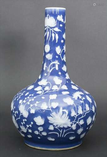 Langhals-Vase mit Blütenstrauchdekor / A longneck vase