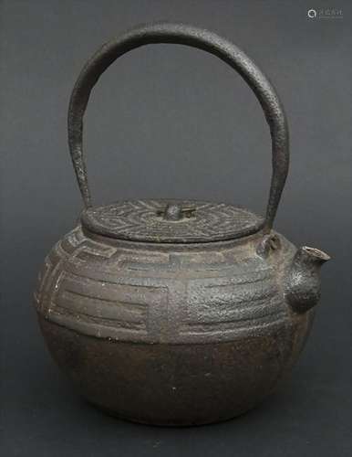 Eisen-Teekanne / An iron teapot, China, 19. Jh.