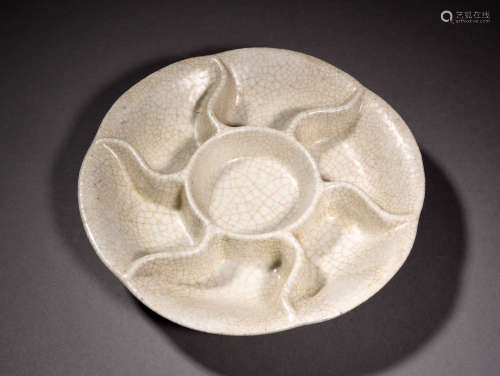 A Chinese Glazed Porcelain Washer with Barrier