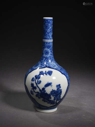 A Chinese Blue and White Porcelain Vase