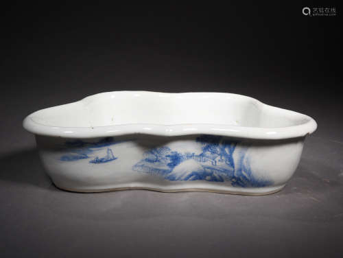 A Chinese Famille Rose Porcelain Basin