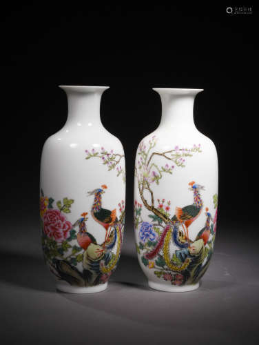 A Chinese Enamel Painted Porcelain Vase