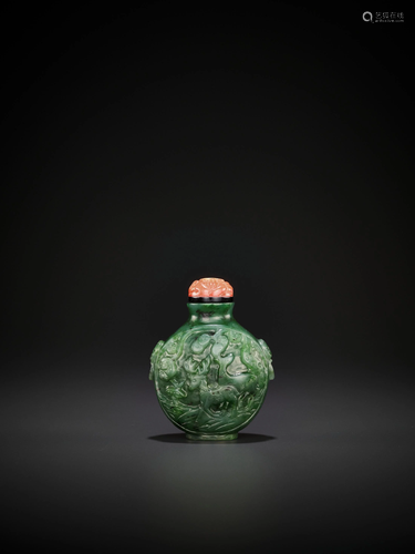 A SPINACH-GREEN JADE SNUFF BOTTLE, QING