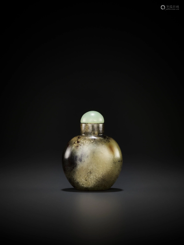 A GREY AND BLACK JADE SNUFF BOTTLE, MID-QING