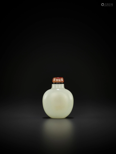 A PALE CELADON-WHITE JADE SNUFF BOTTLE, MID-QING