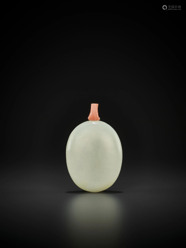 A WHITE JADE PEBBLE SNUFF BOTTLE, 18TH CENTURY