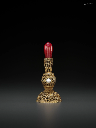 A GILT-BRONZE WINTER HAT FINIAL, 17TH-18TH CENT…