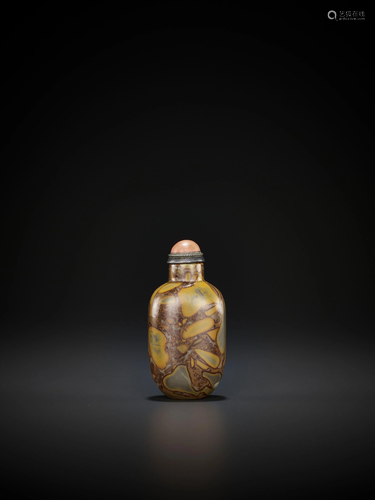 A 'PUDDINGSTONE' SNUFF BOTTLE, MID-QING